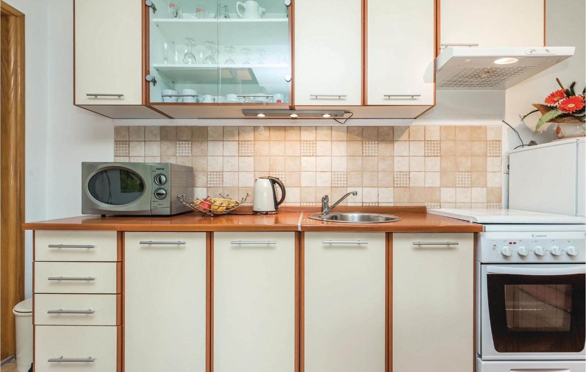 2 Bedroom Cozy Home In Licko Lesce Bagian luar foto