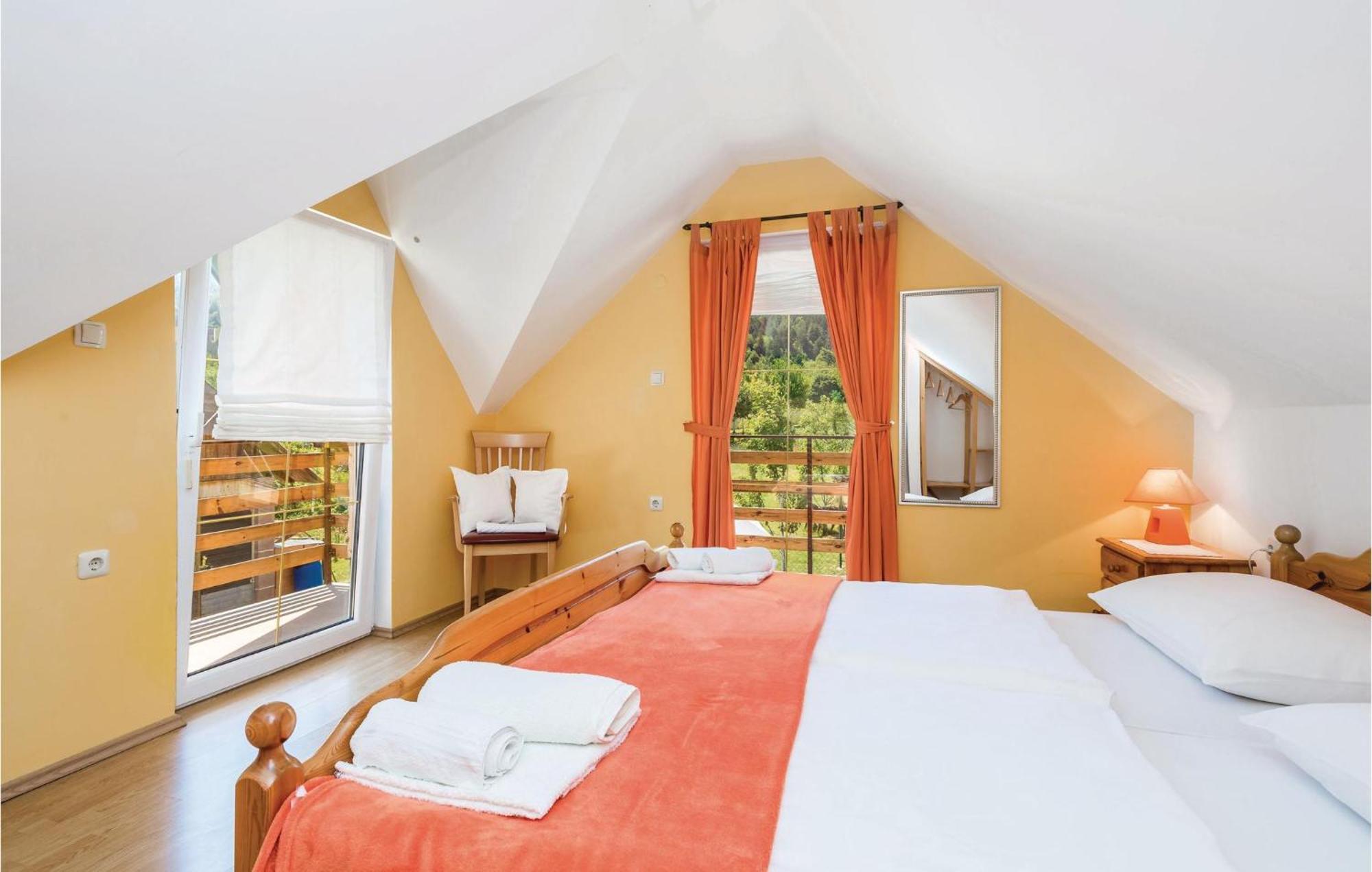 2 Bedroom Cozy Home In Licko Lesce Bagian luar foto