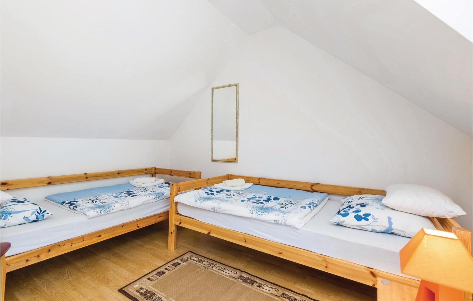 2 Bedroom Cozy Home In Licko Lesce Bagian luar foto