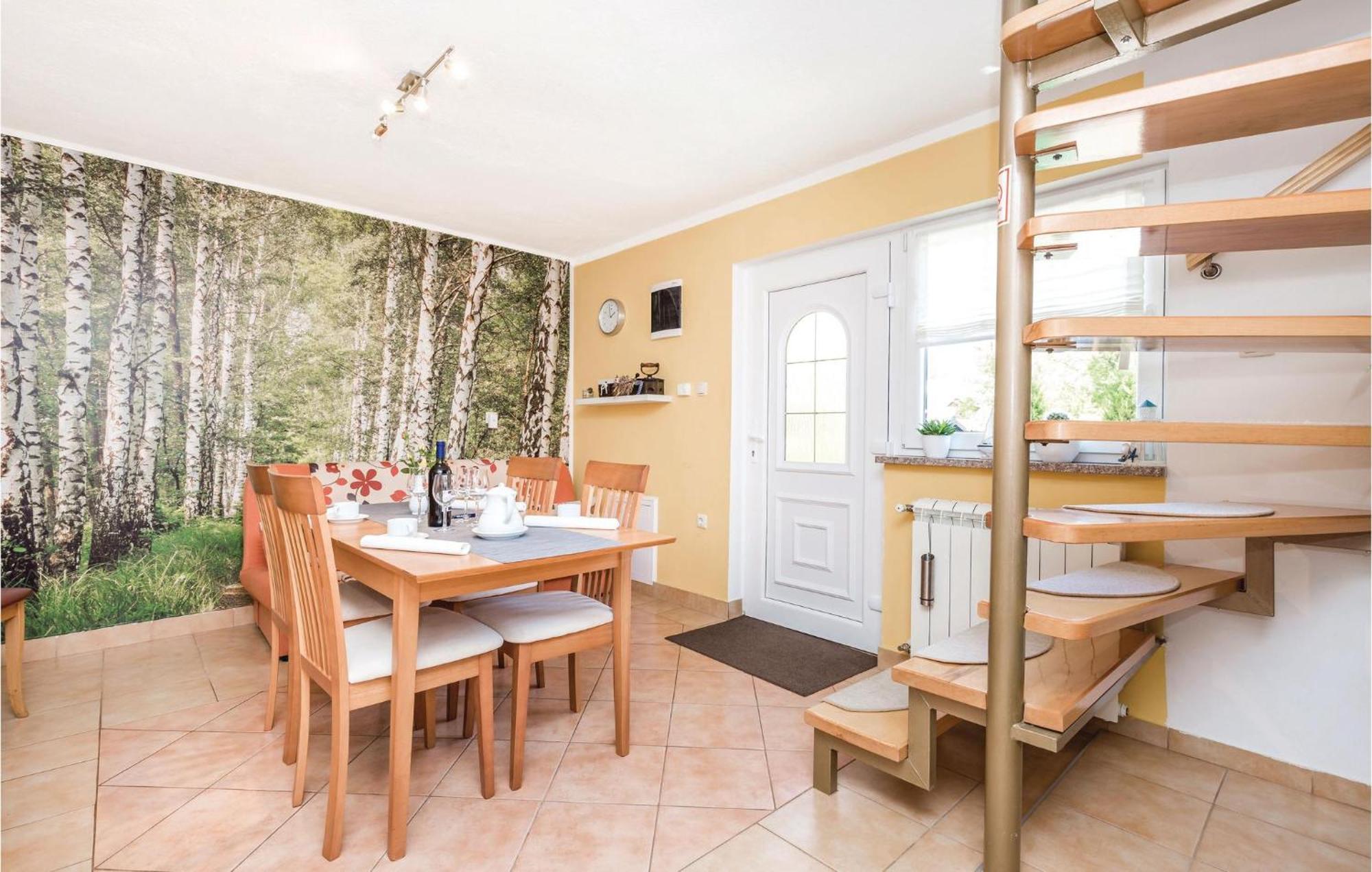 2 Bedroom Cozy Home In Licko Lesce Bagian luar foto