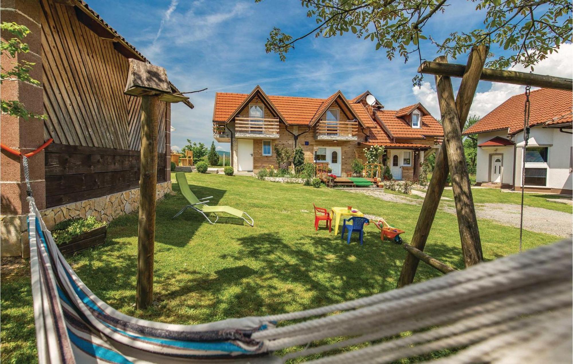 2 Bedroom Cozy Home In Licko Lesce Bagian luar foto