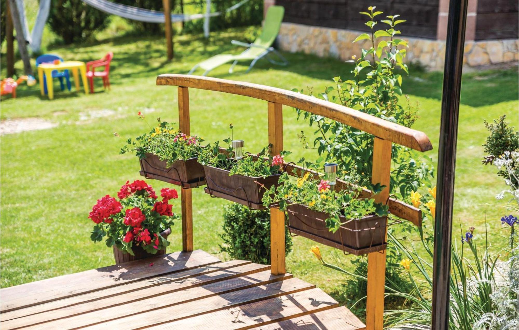 2 Bedroom Cozy Home In Licko Lesce Bagian luar foto