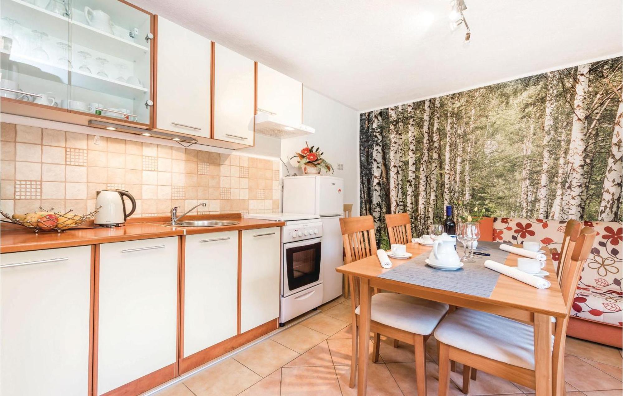 2 Bedroom Cozy Home In Licko Lesce Bagian luar foto
