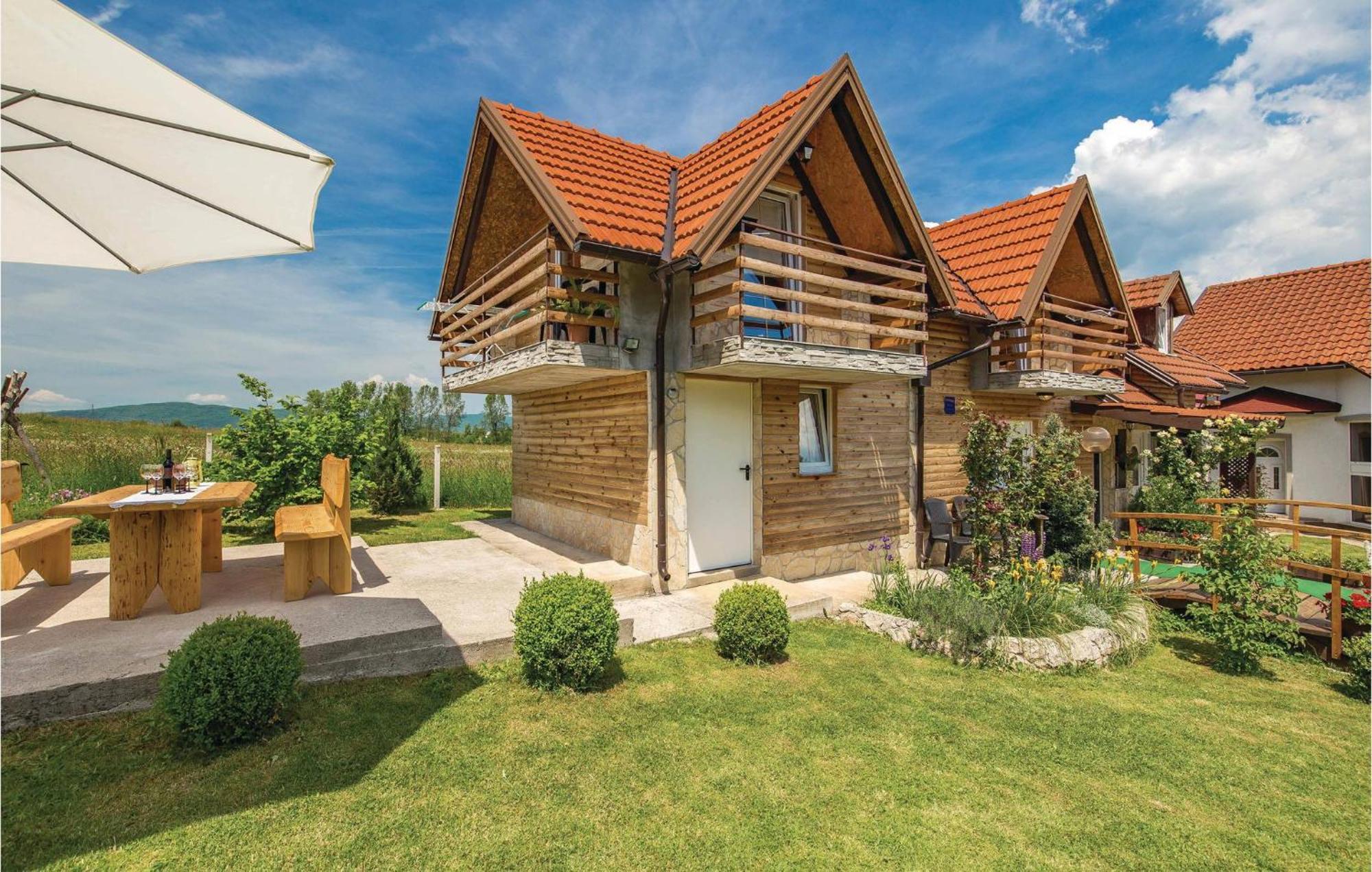 2 Bedroom Cozy Home In Licko Lesce Bagian luar foto