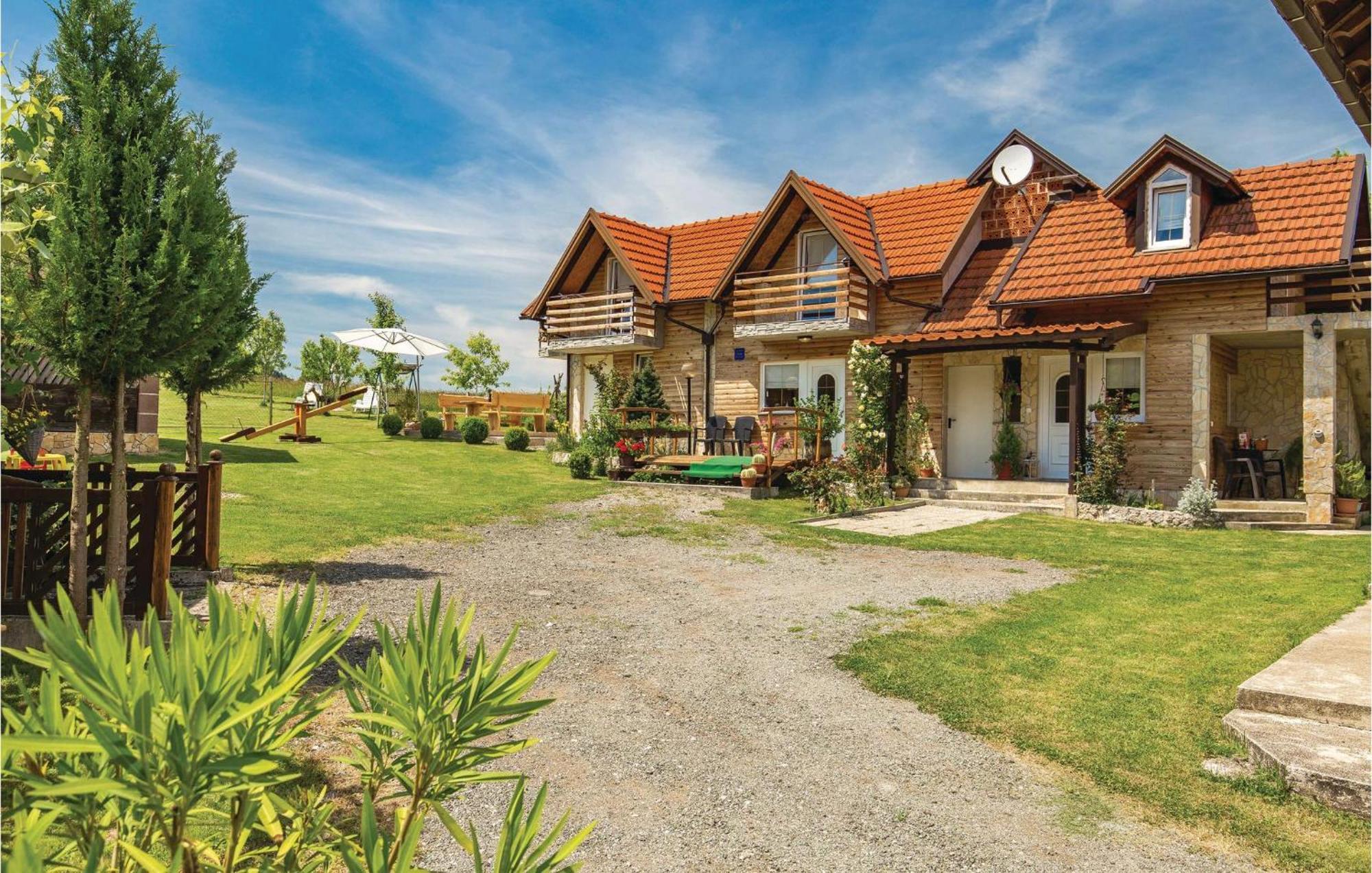 2 Bedroom Cozy Home In Licko Lesce Bagian luar foto