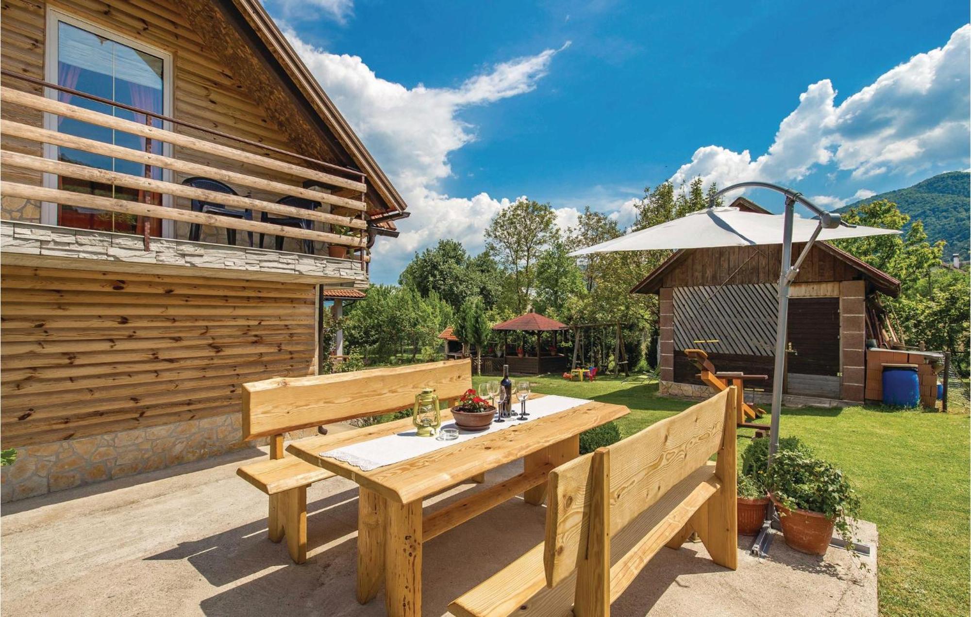 2 Bedroom Cozy Home In Licko Lesce Bagian luar foto