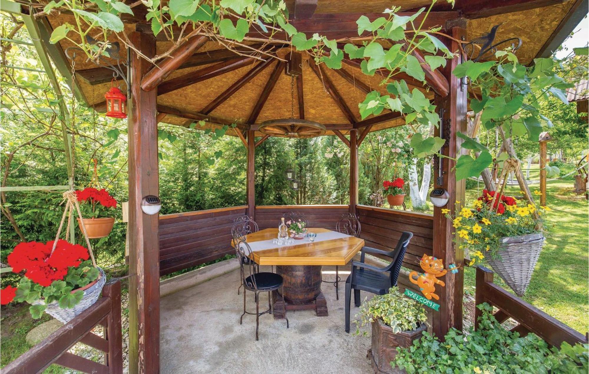 2 Bedroom Cozy Home In Licko Lesce Bagian luar foto