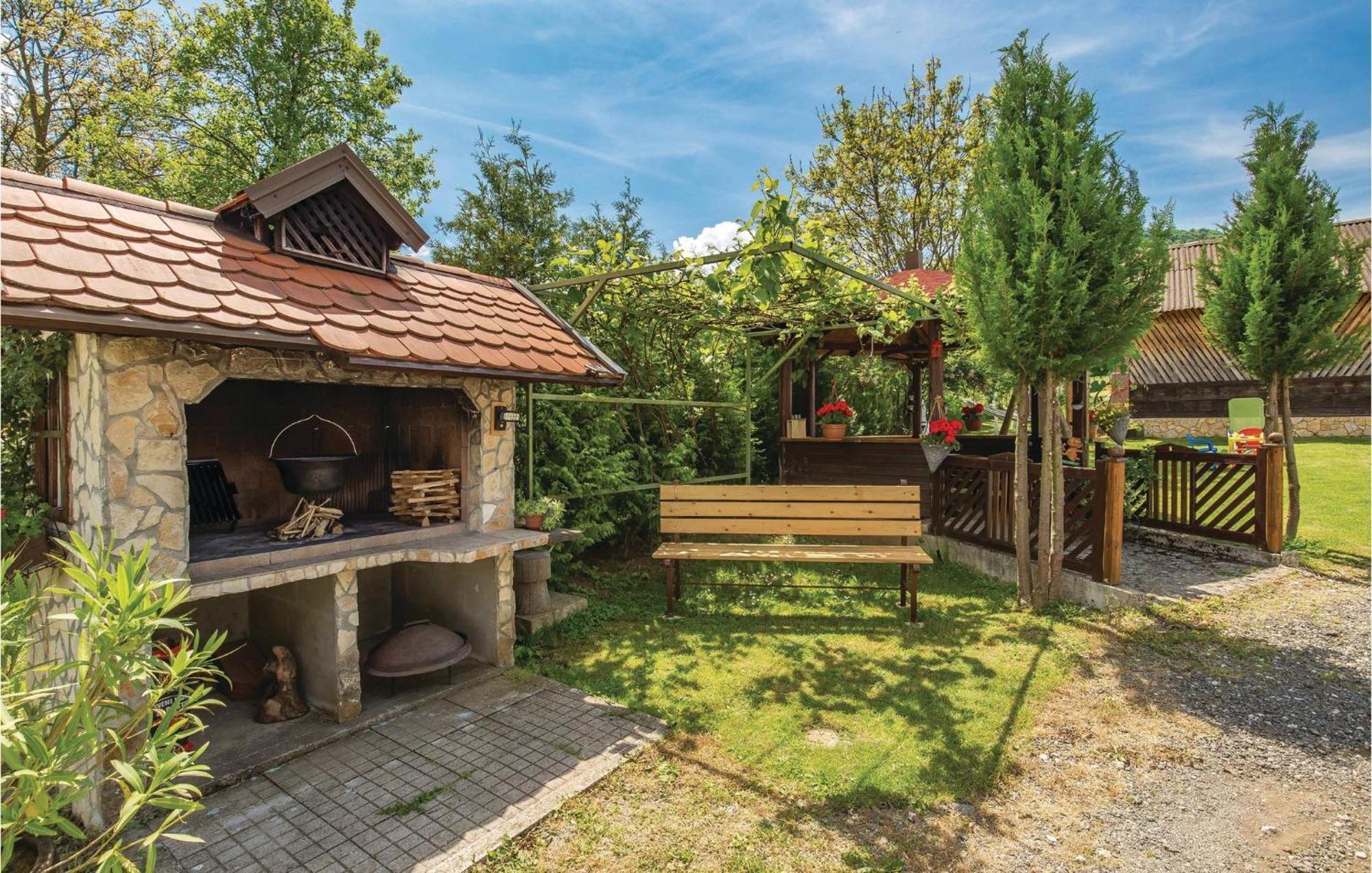 2 Bedroom Cozy Home In Licko Lesce Bagian luar foto