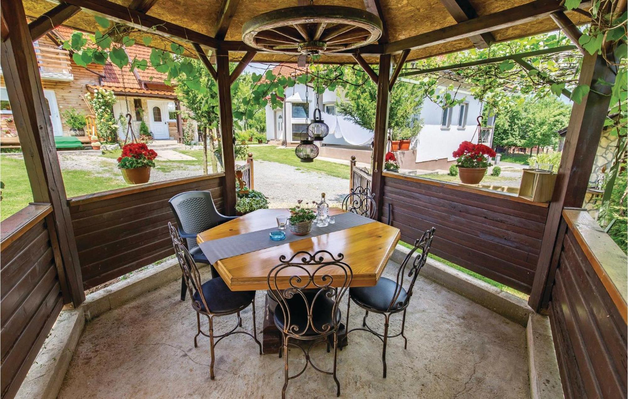 2 Bedroom Cozy Home In Licko Lesce Bagian luar foto